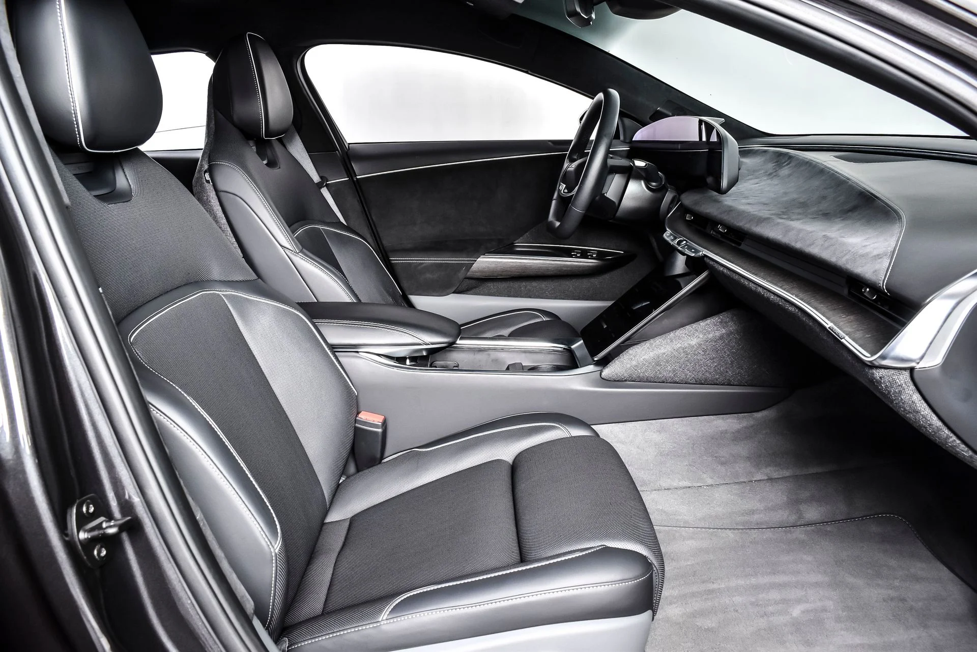 Used 2023 Quantum Gray Metallic Lucid Grand Touring image 22