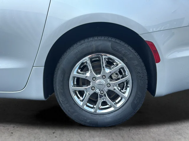 Used 2024 Silver Chrysler Touring L image 34