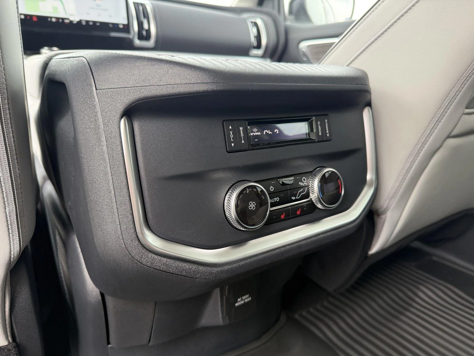 New 2026 Star White Metallic Tri-Coat Ford MAX Platinum® image 27