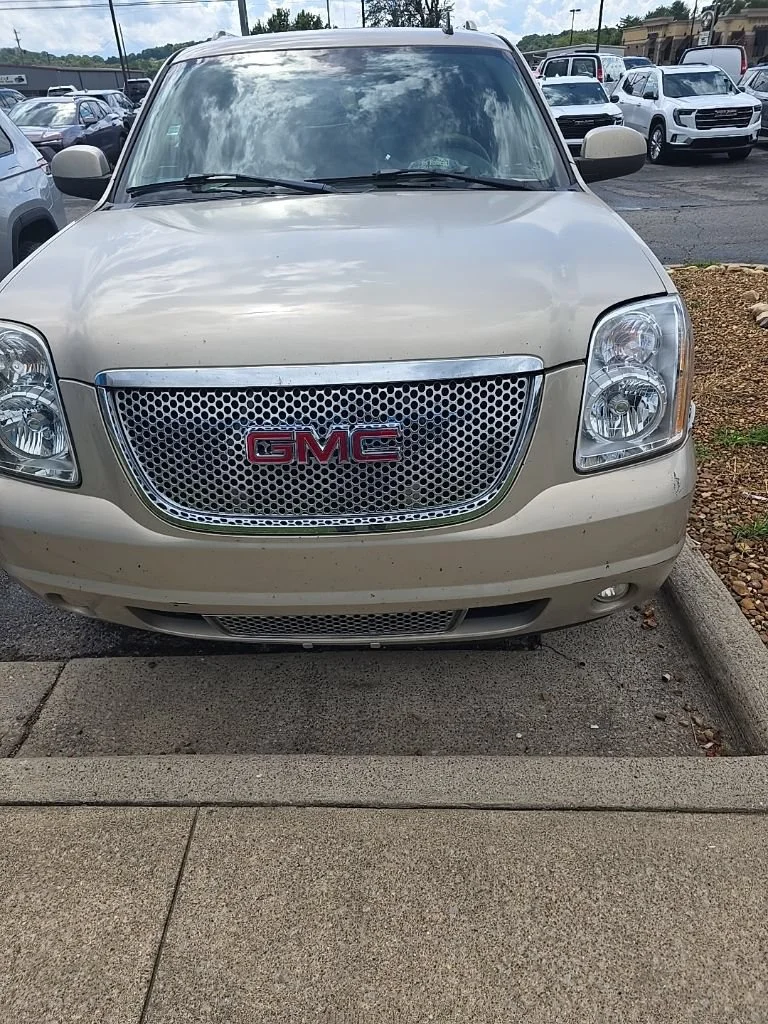 Used 2007 Gold Mist Metallic GMC DNLI image 3