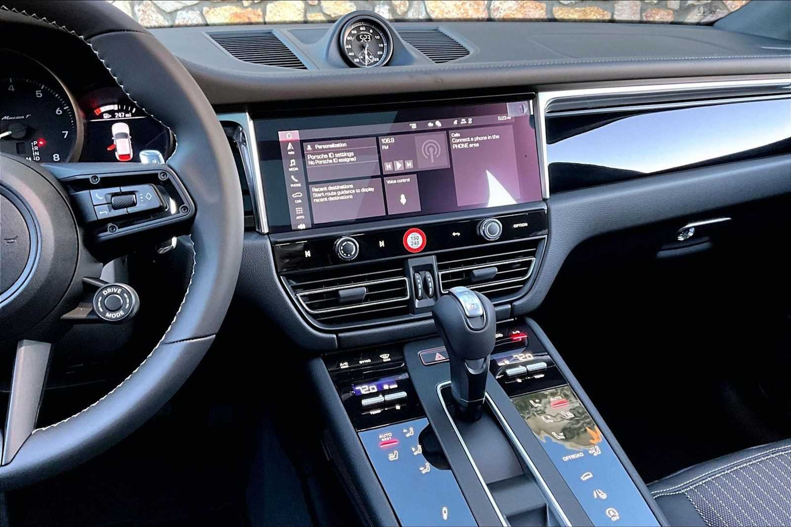 2026 Porsche Macan T - Photo 16