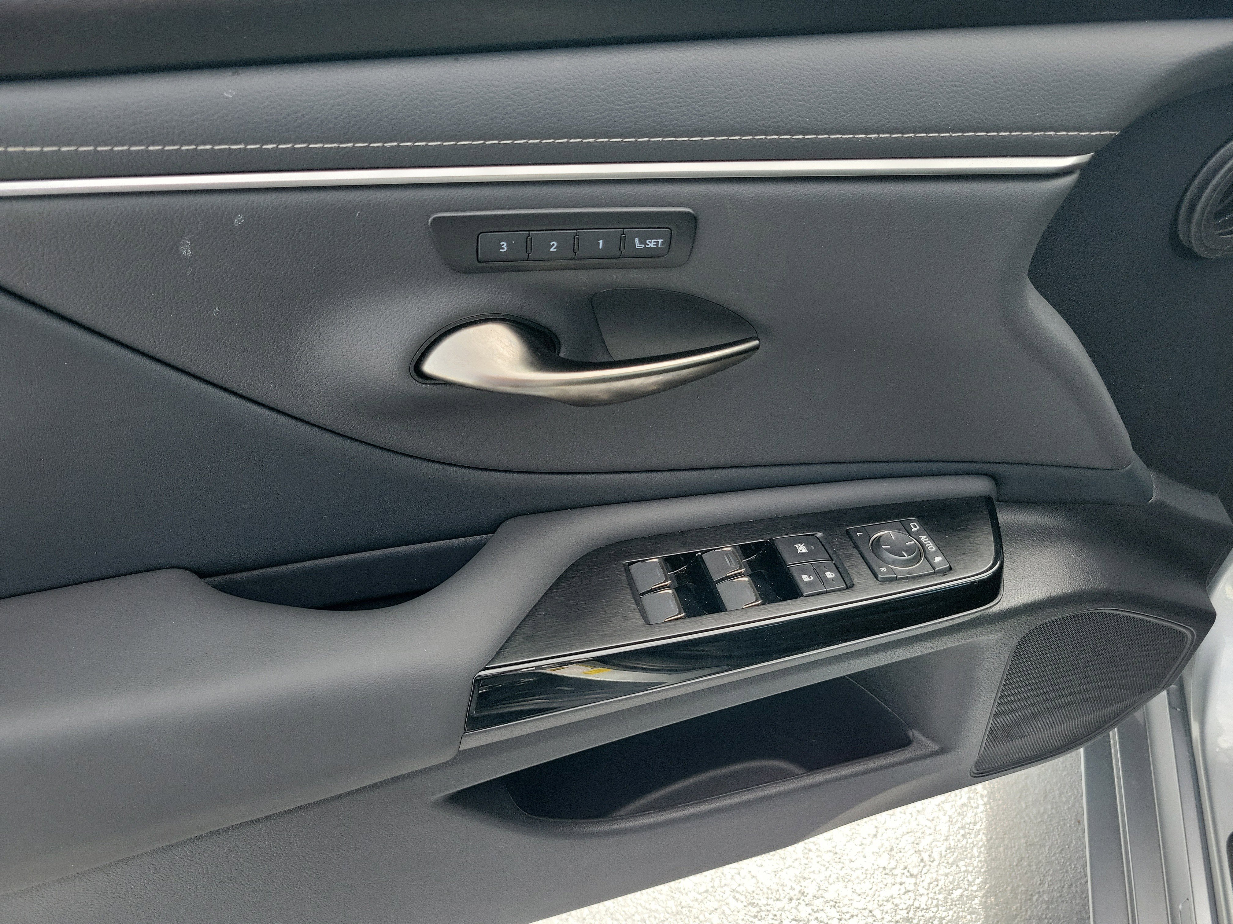 2025 Lexus ES 350 - Photo 20