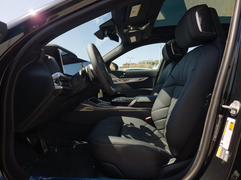 New 2026 Black Sapphire Metallic BMW 750e xDrive image 7