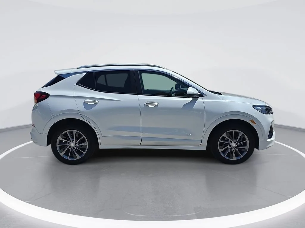 Certified Used 2023 White Frost Tricoat Buick Select image 2