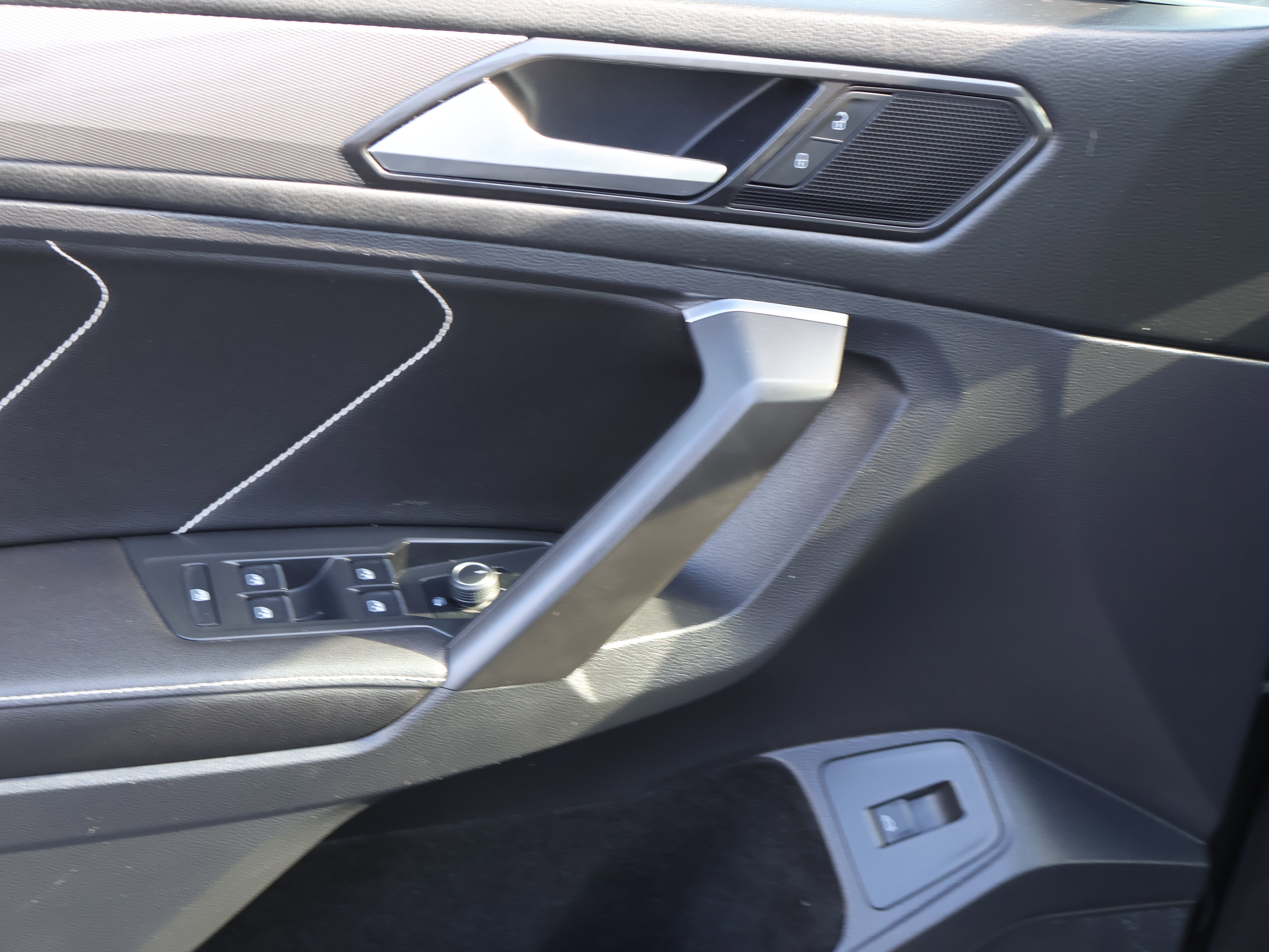 2022 Volkswagen Tiguan SE - Photo 23