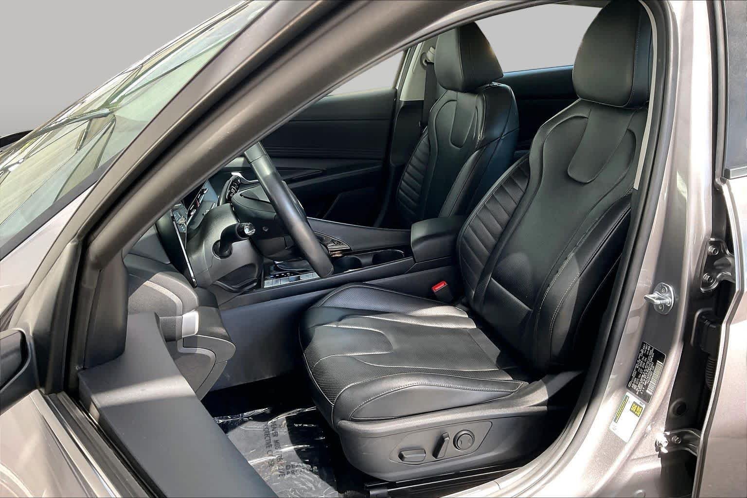 Used 2025 Fluid Metal Hyundai Limited image 8