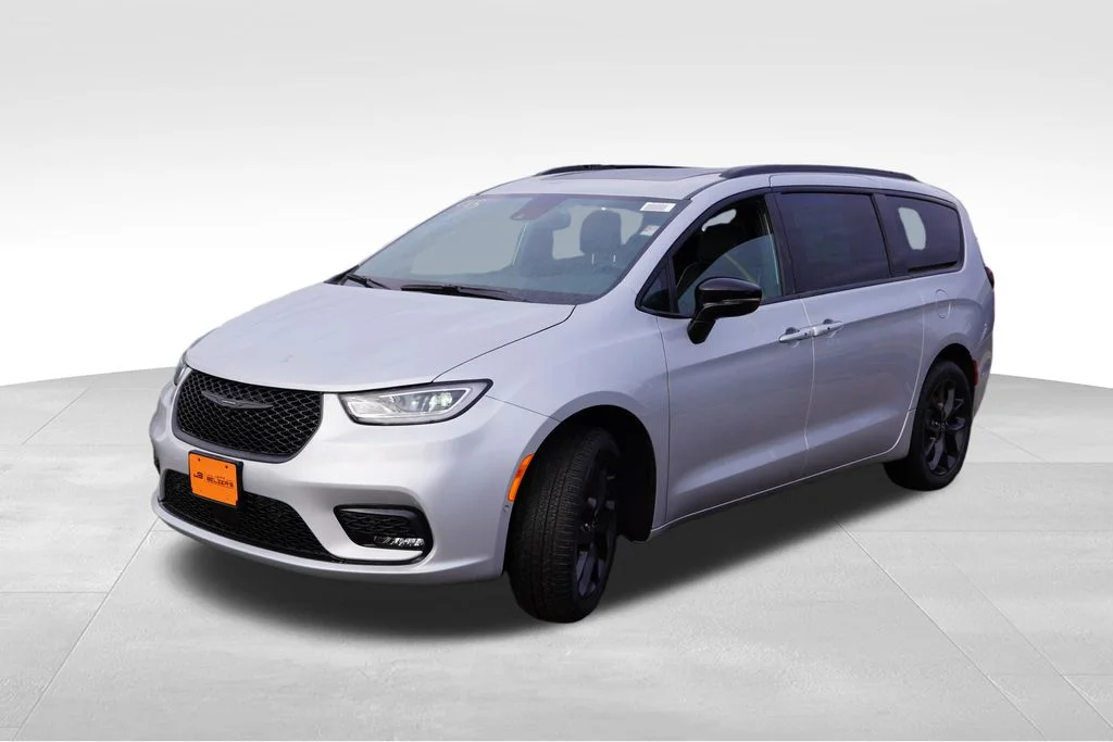 New 2026 Silver Mist Clear-Coat Exterior Paint Chrysler Limited image 8