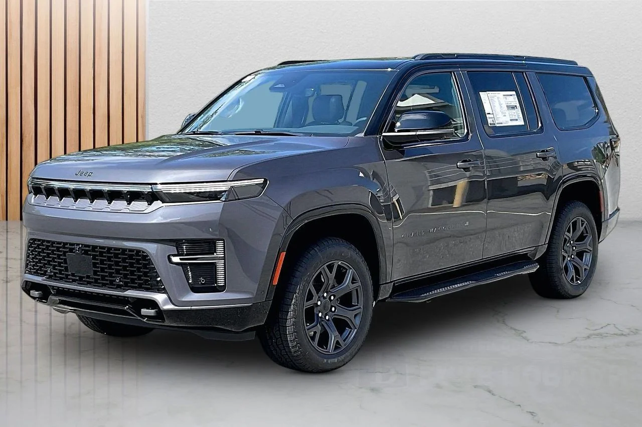New 2026 Baltic-Gray Metallic Clear-Coat Exterior Paint Jeep Upland image 4