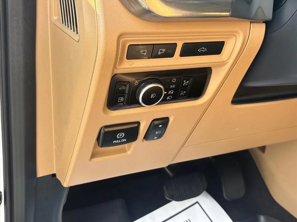Used 2023 White Ford Lariat image 27