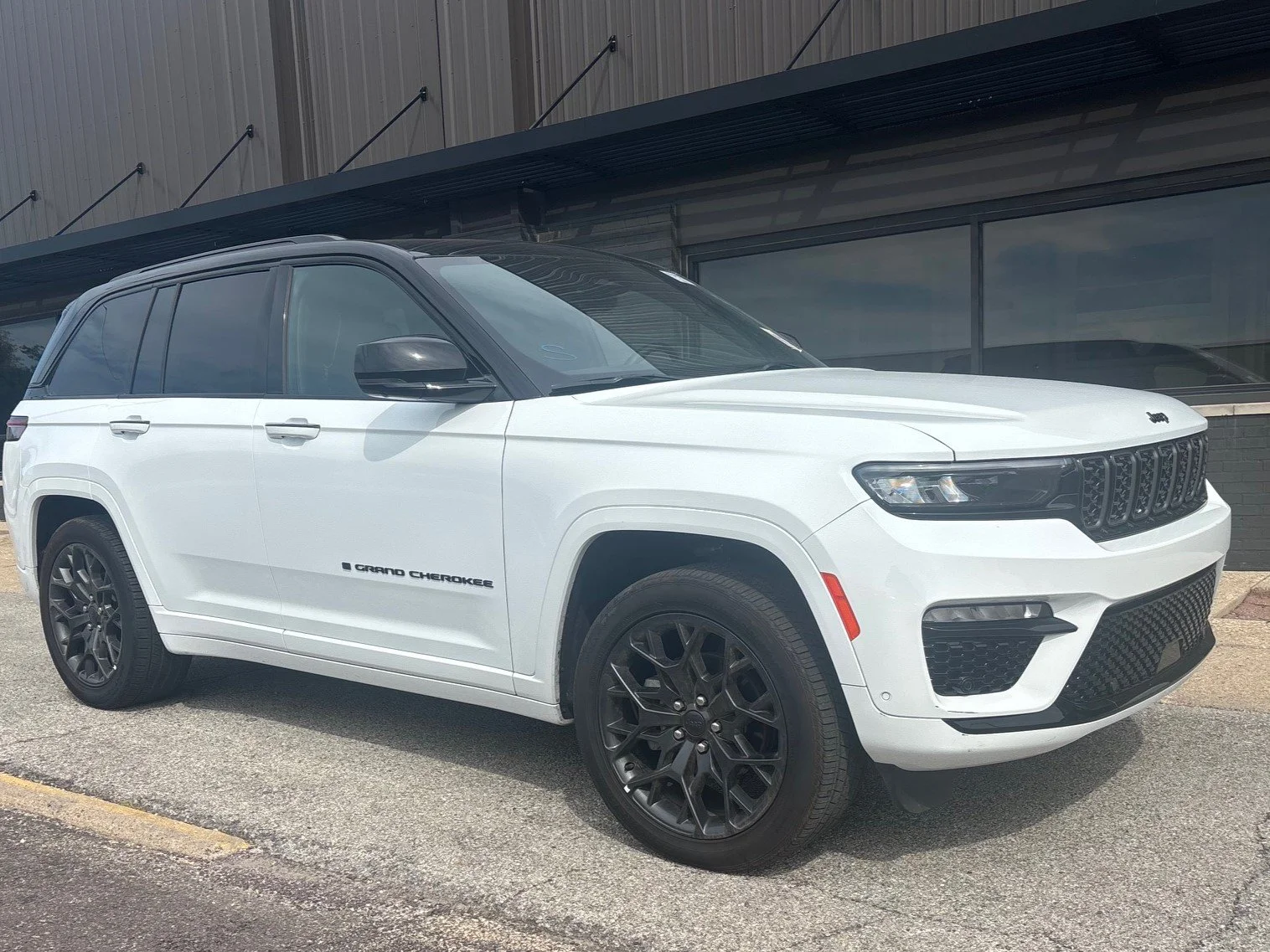 Used 2025 Bright White Clearcoat Jeep Summit image 3