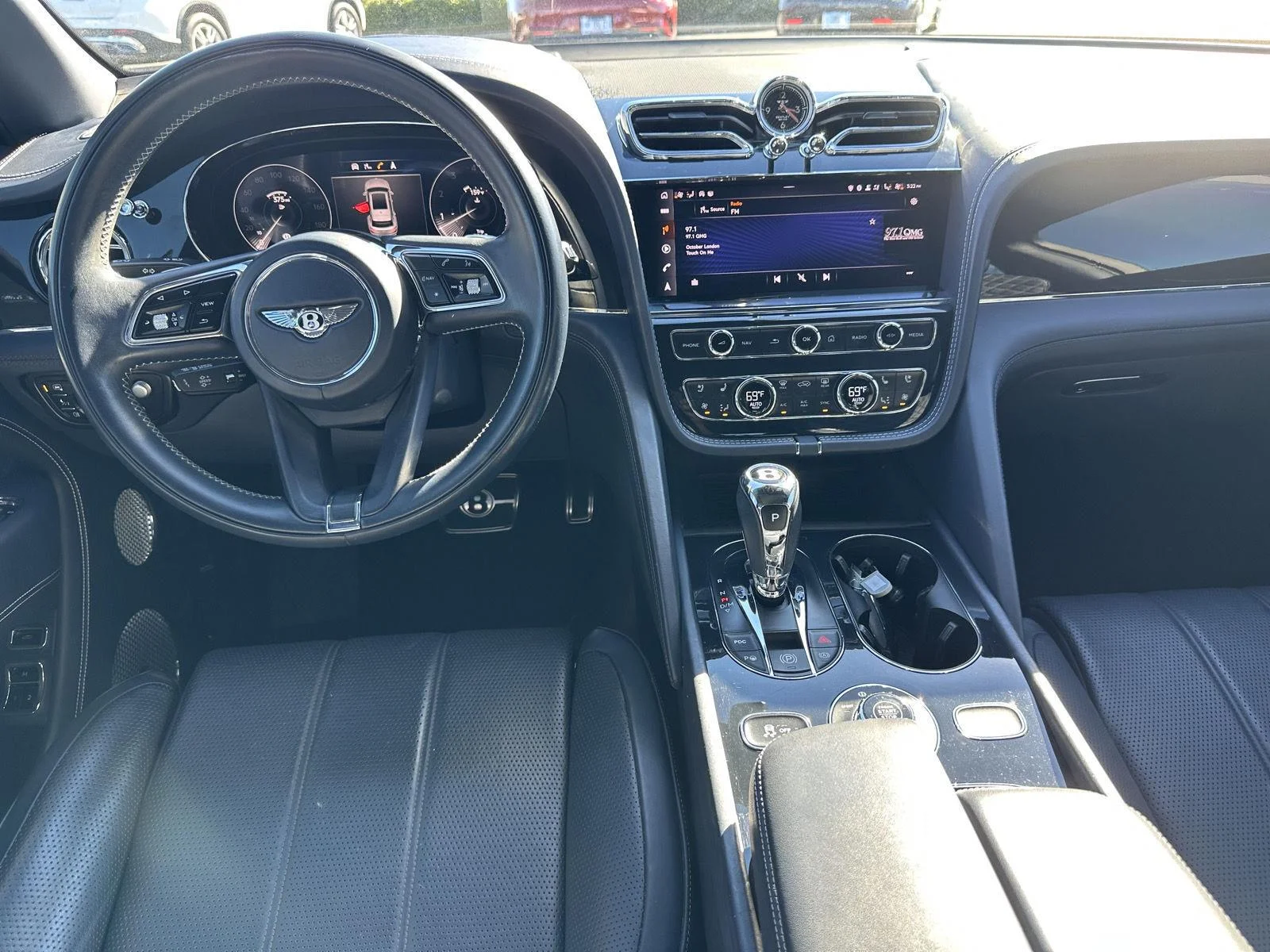 Used 2021 Ghost White Pearlescent Bentley V8 image 29
