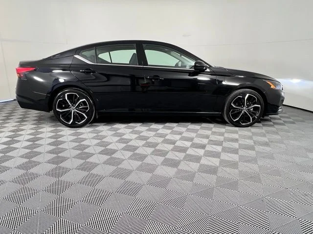 Used 2025 Black Nissan 2.5 SR image 8