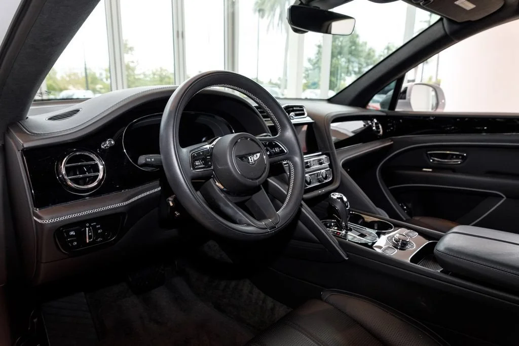 Used 2023 White Bentley V8 image 9