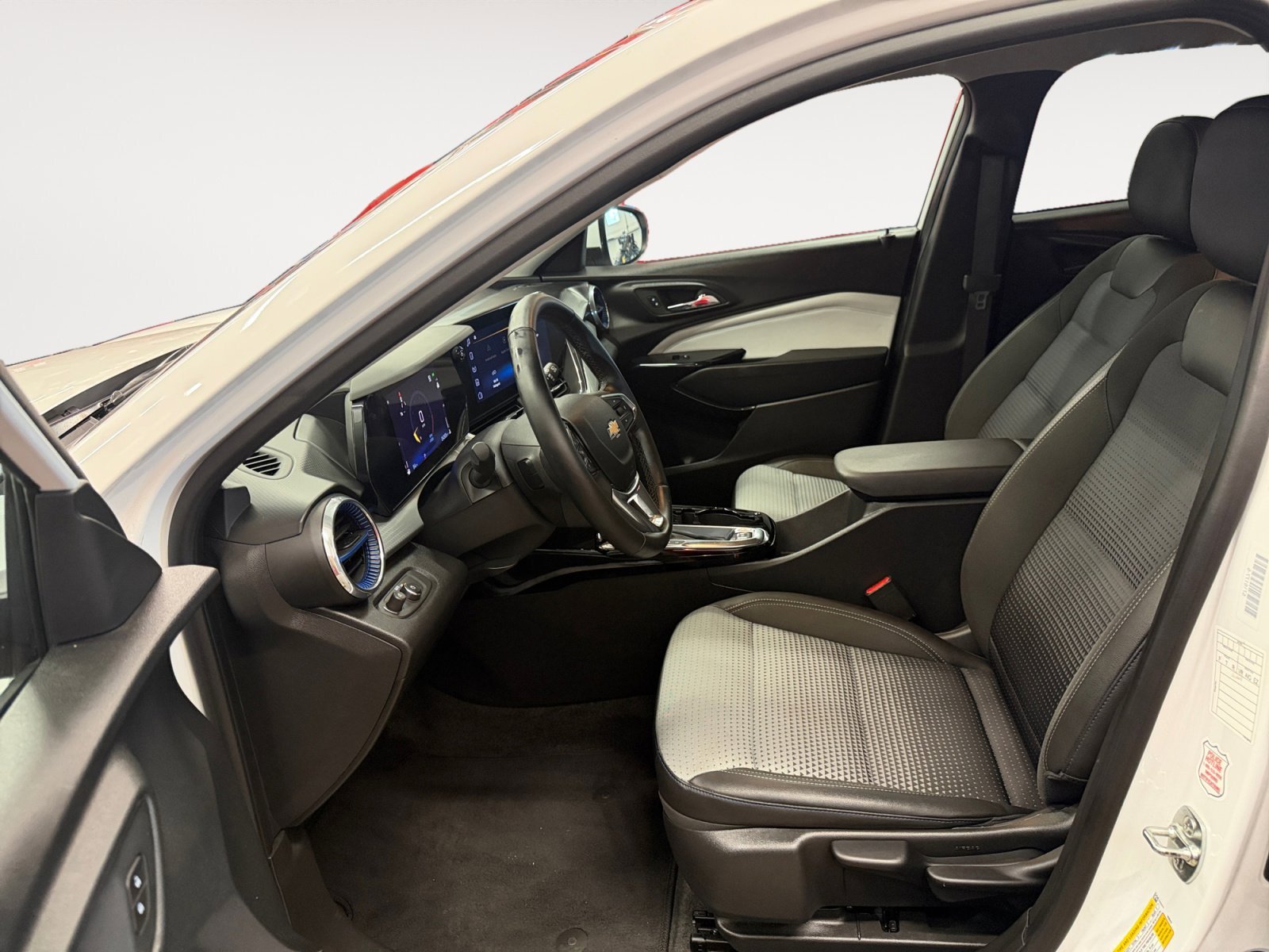 Used 2025 Summit White Chevrolet LT image 21