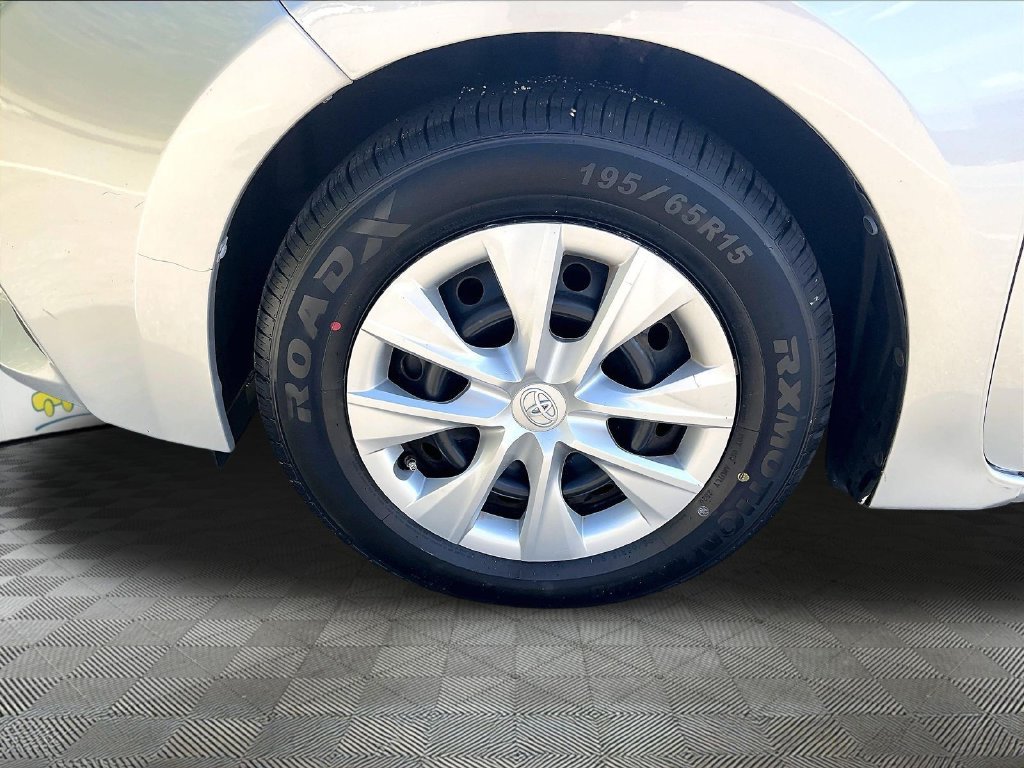 Used 2015 Silver Toyota L image 7