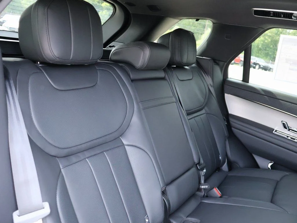 New 2025 Fuji White Land Rover Dynamic SE image 14