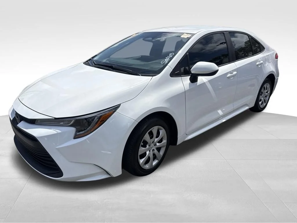Used 2025 White Toyota LE image 18
