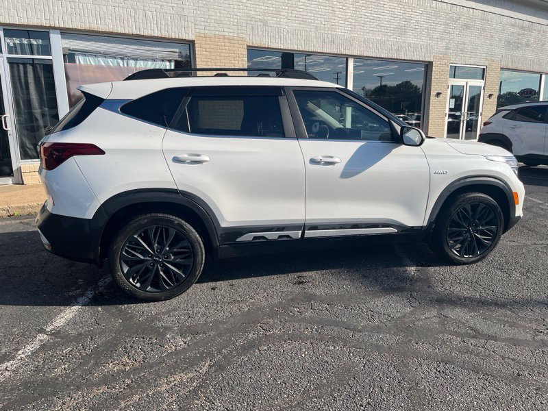 Used 2023 White Kia Nightfall image 5