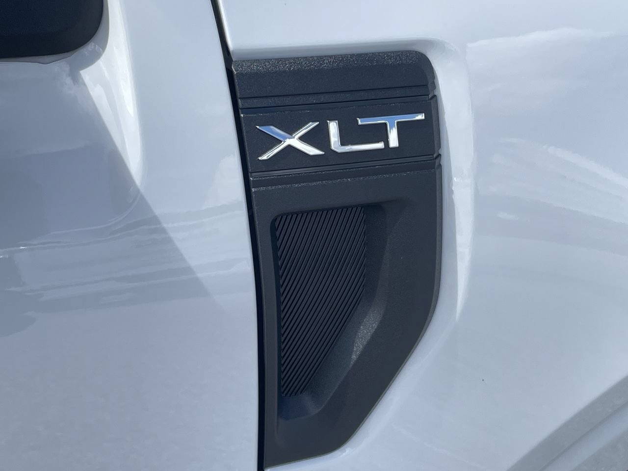 New 2026 Oxford White Ford XLT image 9