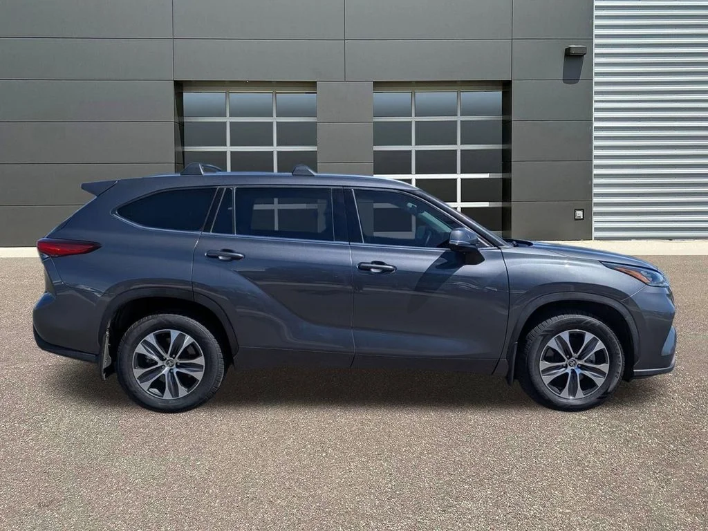 Used 2020 Magnetic Gray Metallic Toyota XLE image 4