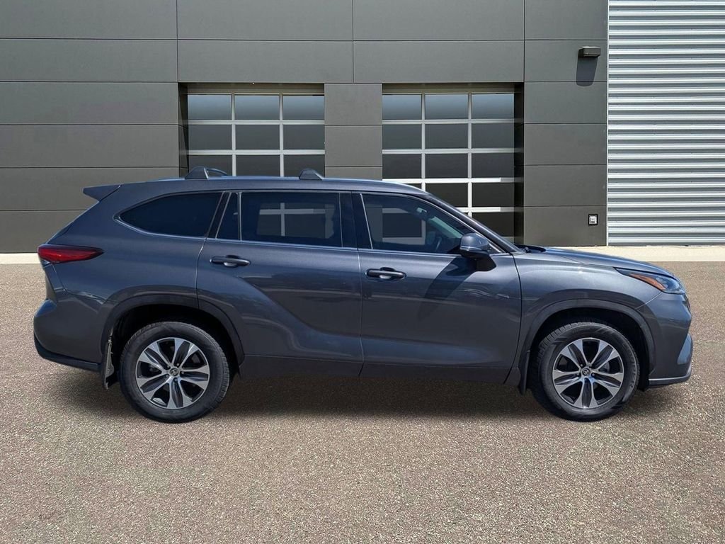 Used 2020 Magnetic Gray Metallic Toyota XLE image 4