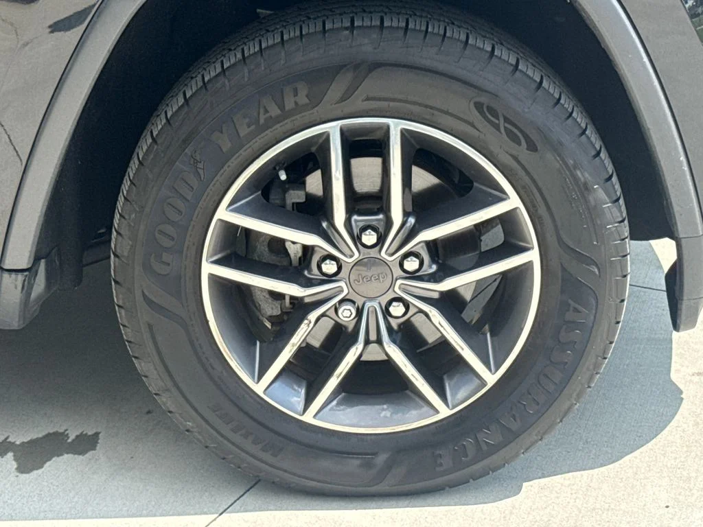 Used 2020 Diamond Black Jeep Limited image 11