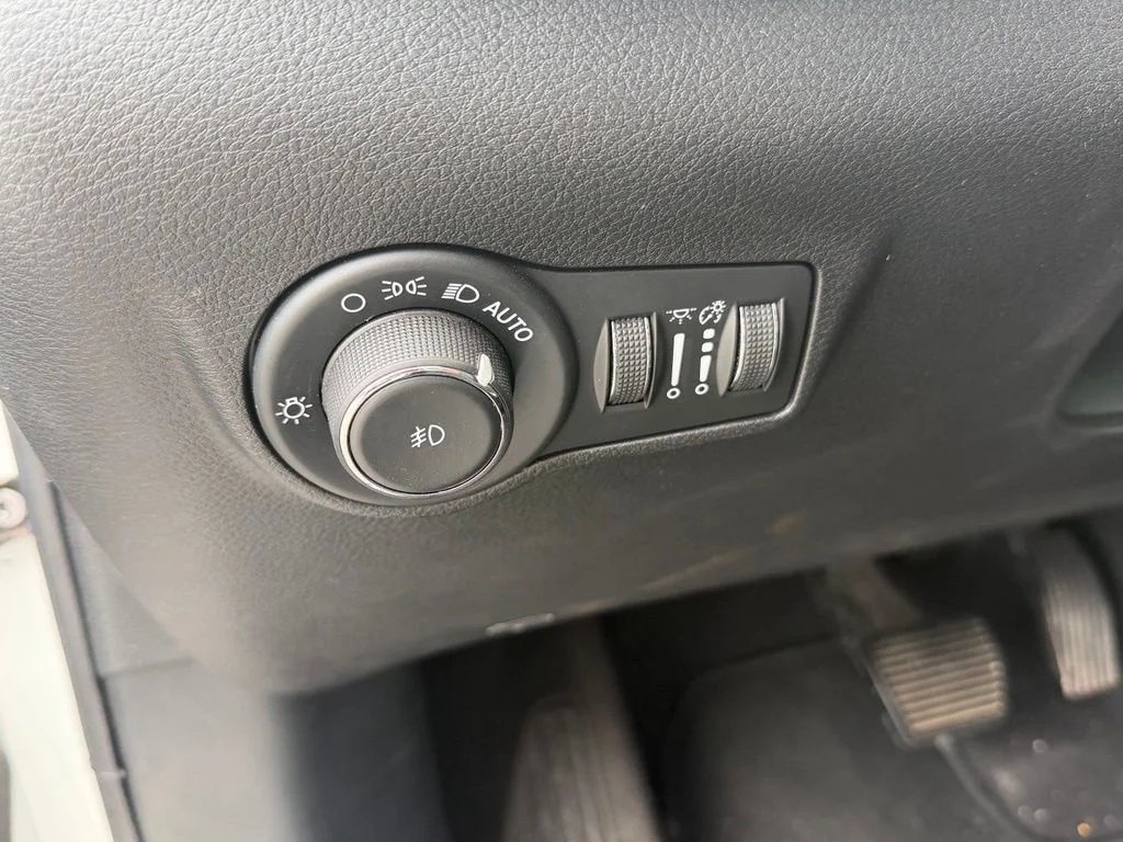Used 2024 White Jeep Latitude image 20