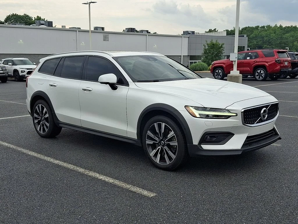Used 2020 White Volvo T5 image 3