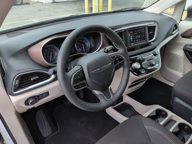 Used 2024 White Chrysler LX image 31