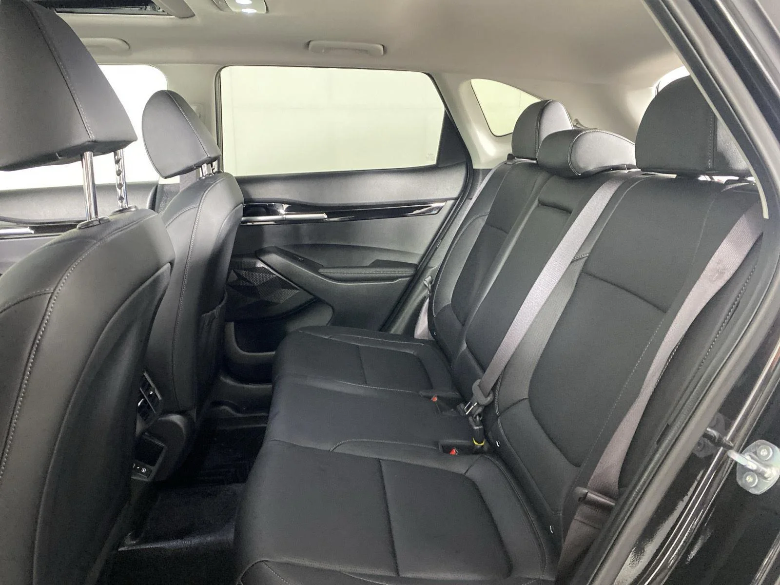 Used 2025 Fusion Black Kia SX image 28