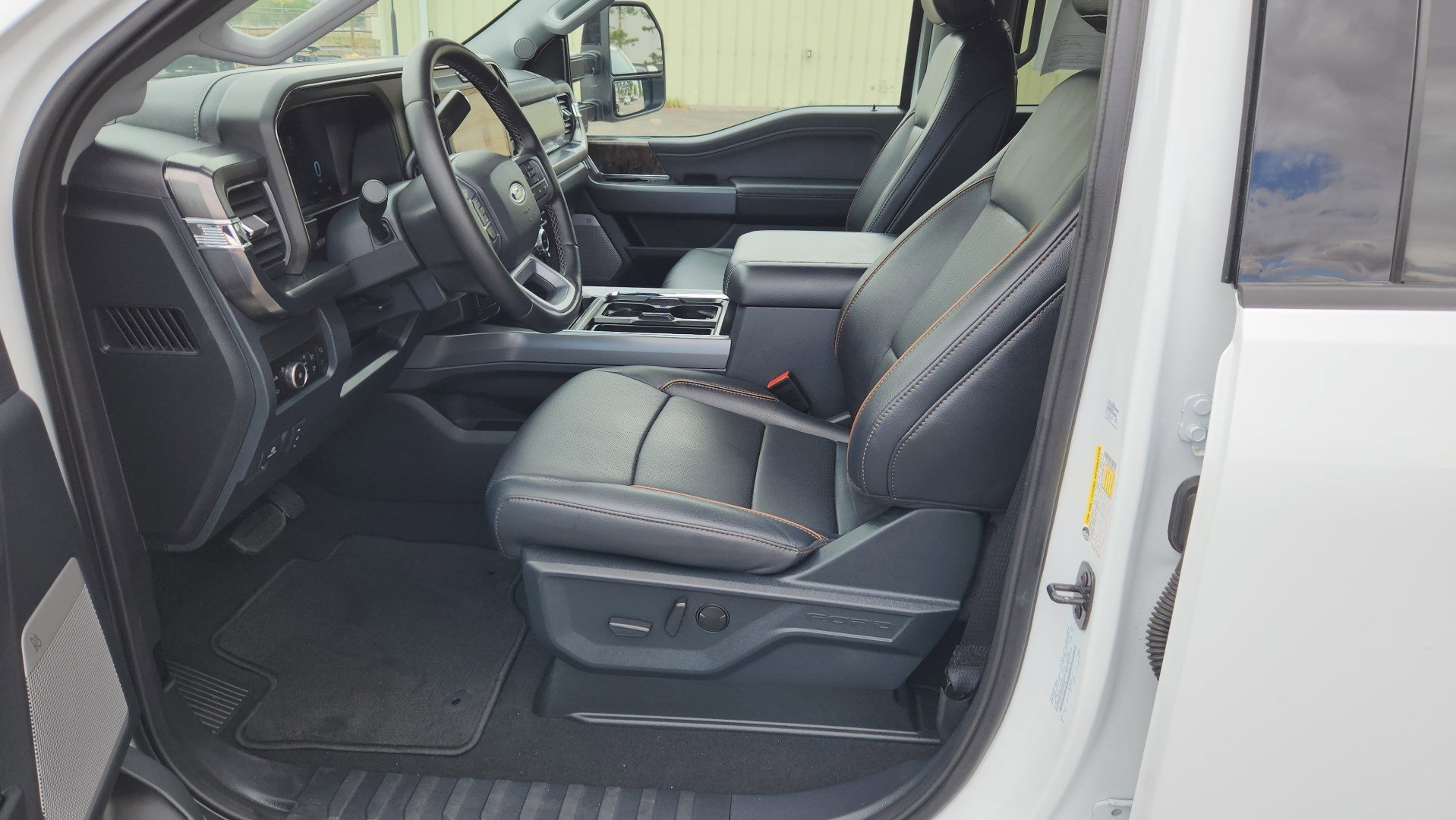 Certified Used 2025 Oxford White Ford LARIAT image 23