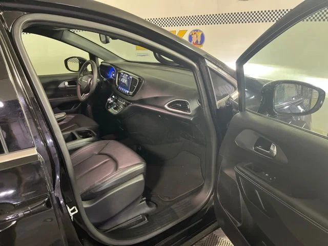 Used 2025 Diamond Black Chrysler Select image 27