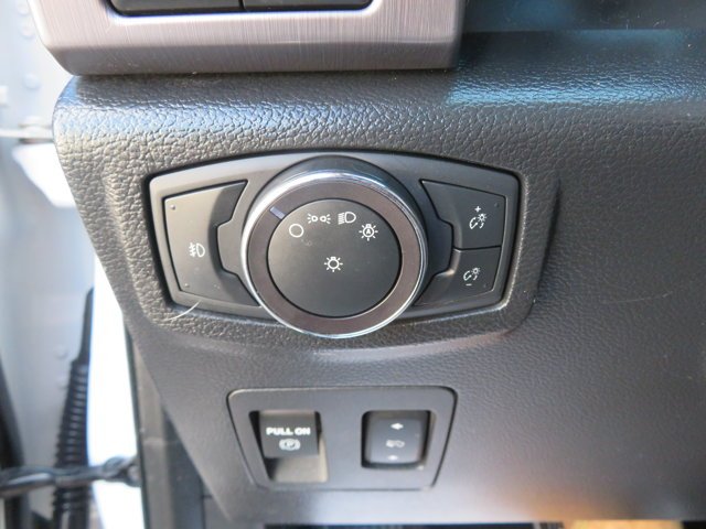 Used 2019 White Platinum Metallic Tri-Coat Ford Platinum image 33