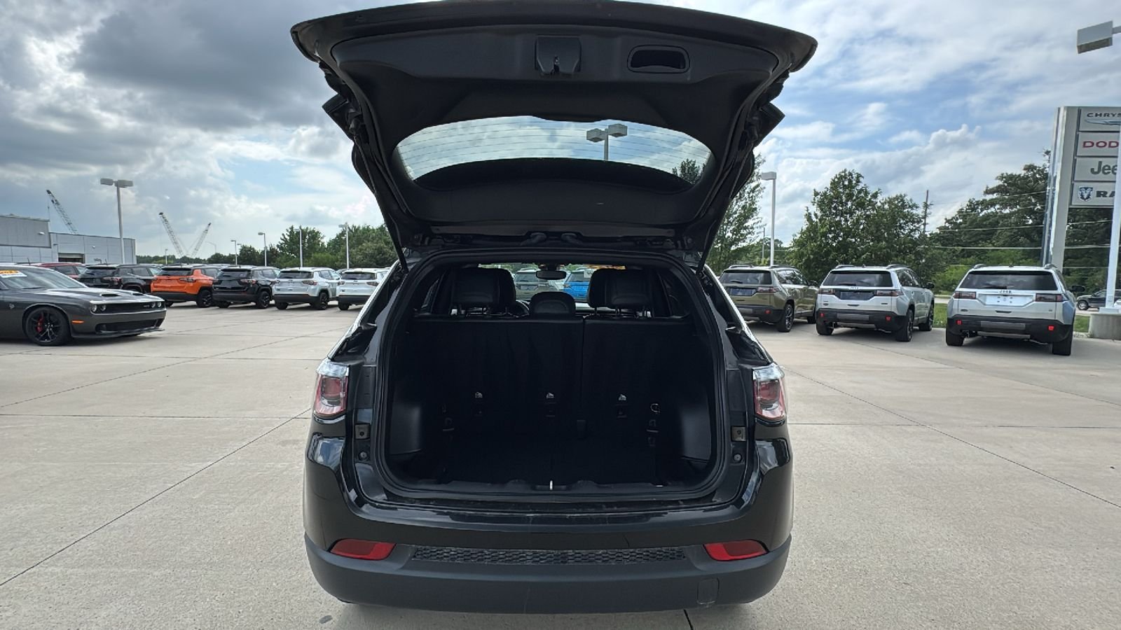 Used 2023 Black Jeep Latitude Lux image 14