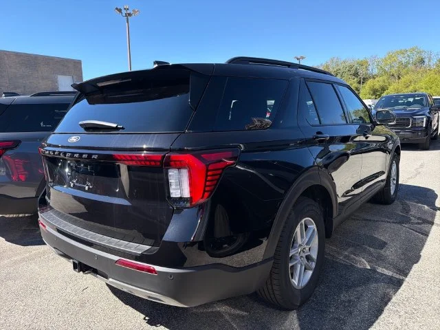 New 2027 Black Ford Active image 4