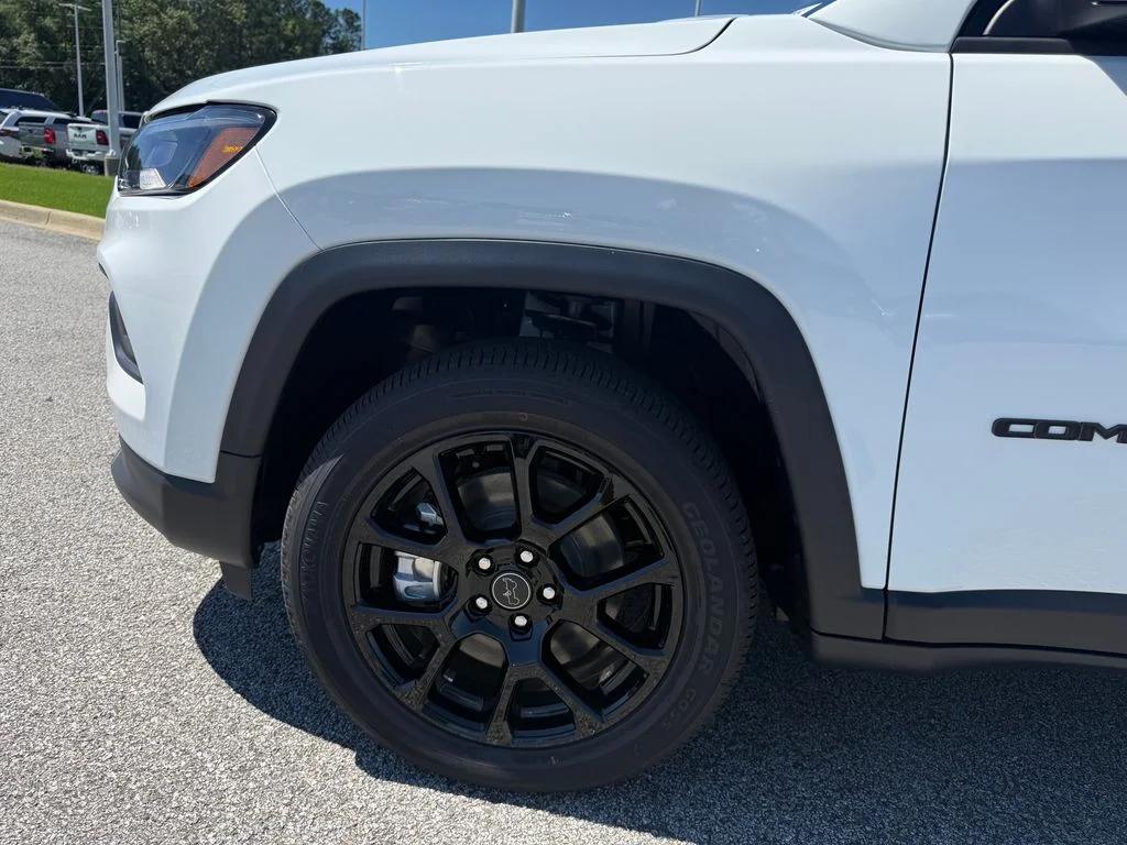 New 2026 Bright White Clearcoat Jeep Latitude image 22