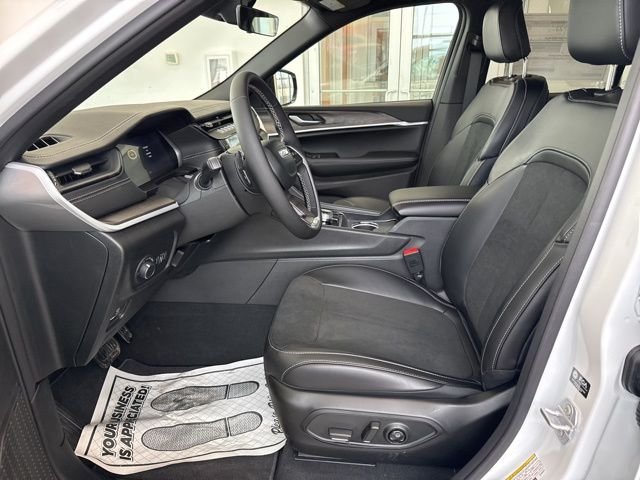 New 2026 Bright White Clear-Coat Exterior Paint Jeep Altitude image 17