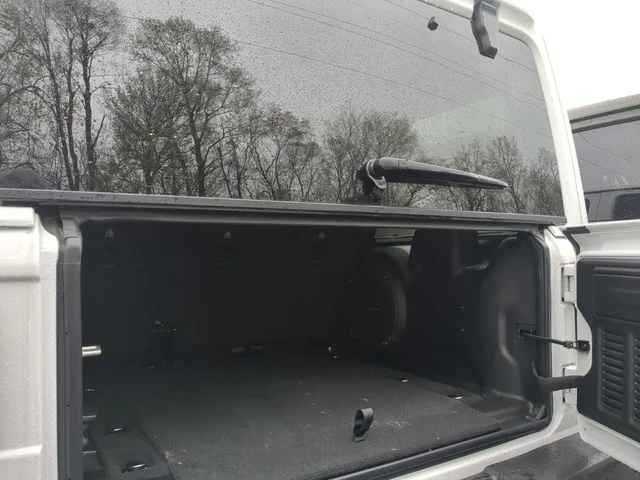 Used 2023 White Jeep Sahara image 18