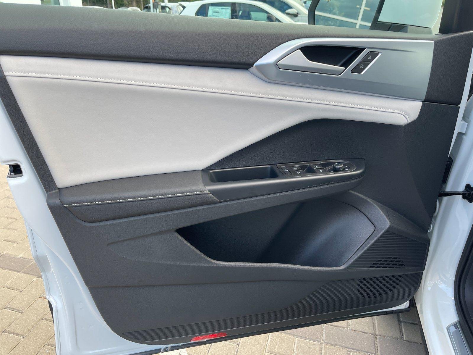 New 2026  Volkswagen SE image 13