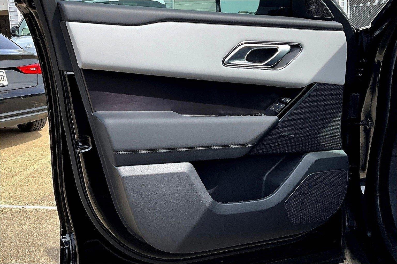 New 2026 Santorini Black Land Rover Dynamic image 12