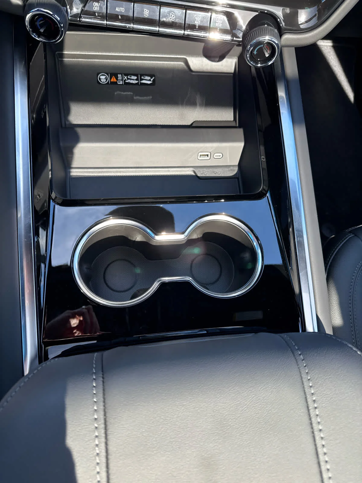 2027 Chevrolet Suburban LT - Photo 29