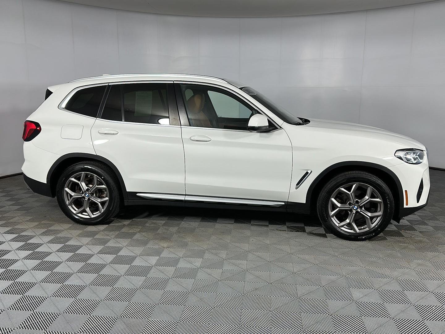 Used 2022 Alpine White BMW xDrive30i image 4