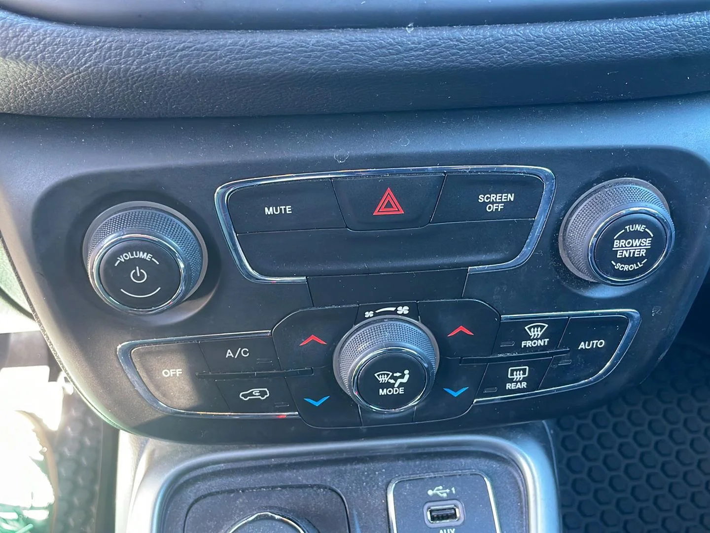 Used 2020 Olive Green Pearlcoat Jeep Latitude image 5