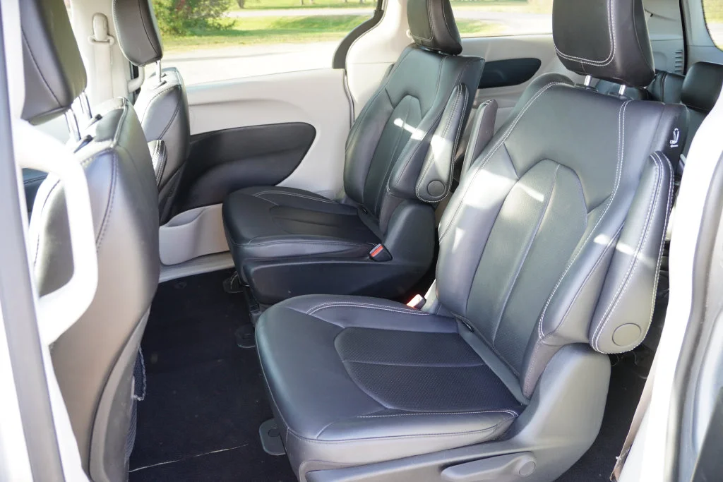 Used 2024 Silver Chrysler Select image 18