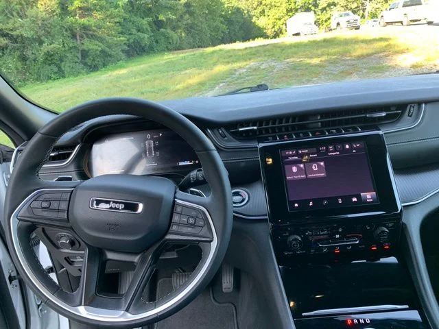 Used 2025 White Jeep Altitude image 25