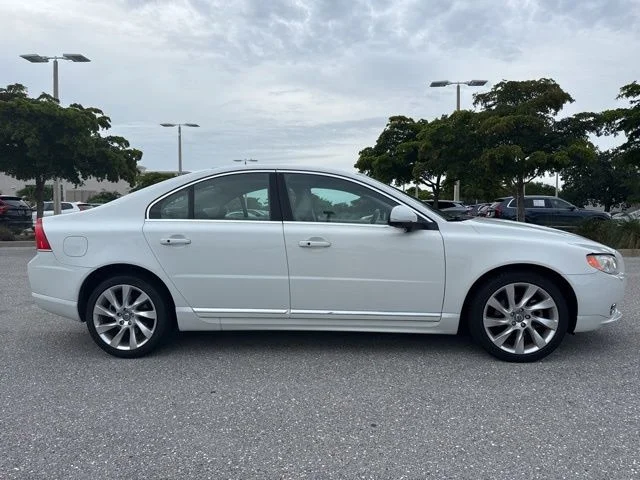 Used 2013 White Volvo T6 image 2