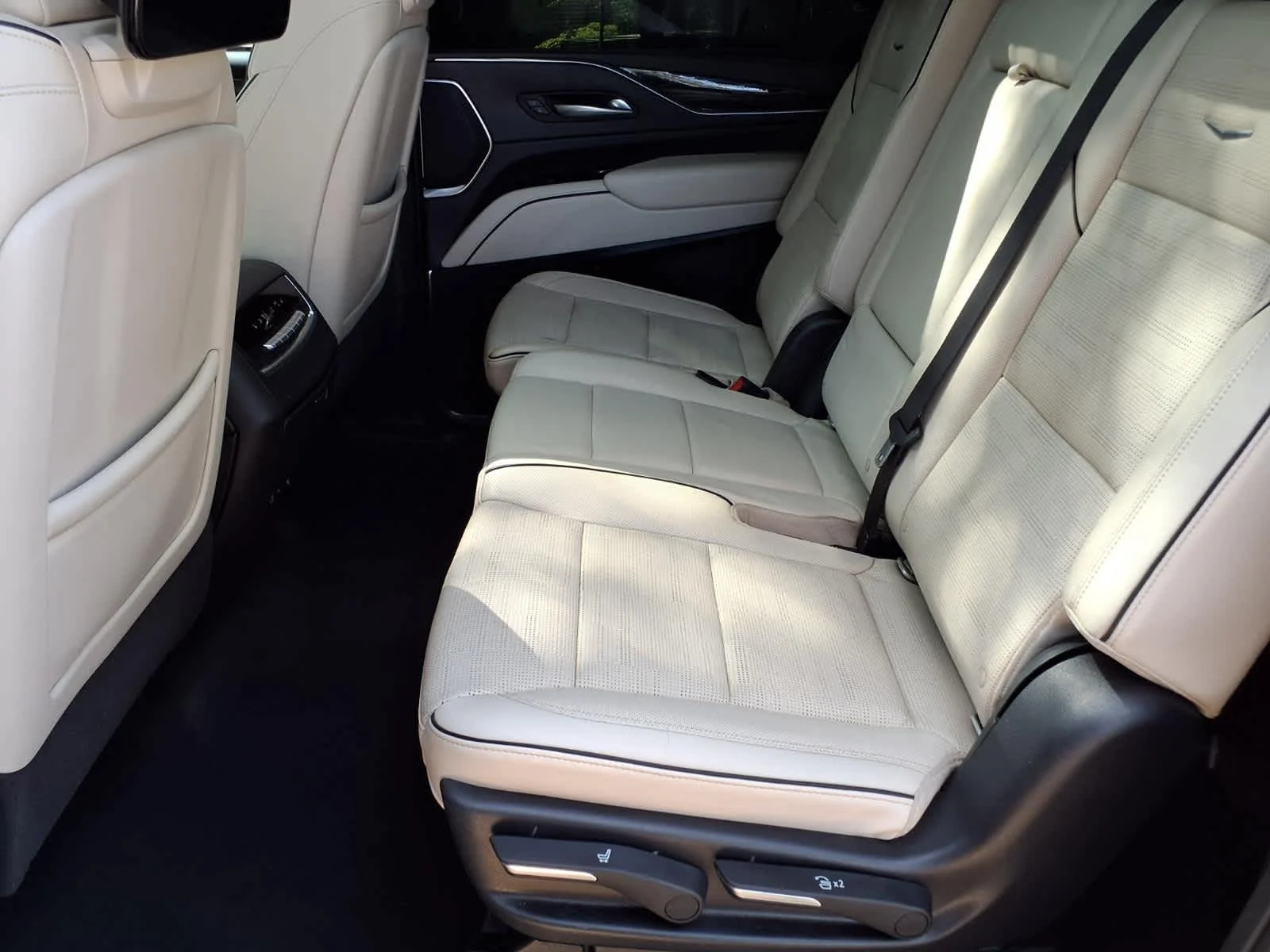 Used 2021 CRYSTAL WHITE TRICOAT Cadillac Sport image 26