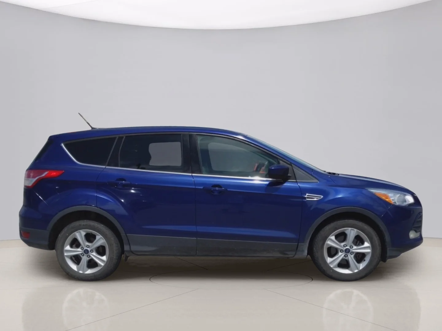 Used 2016 Blue Ford SE image 4