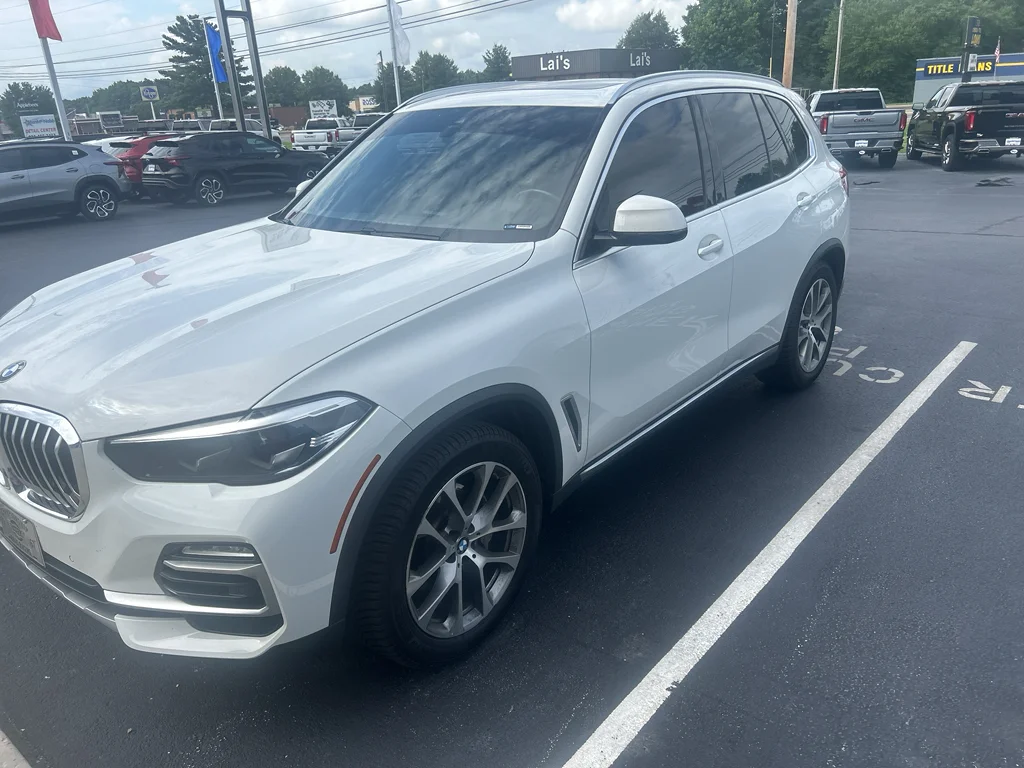 Used 2019 White BMW xDrive40i image 1