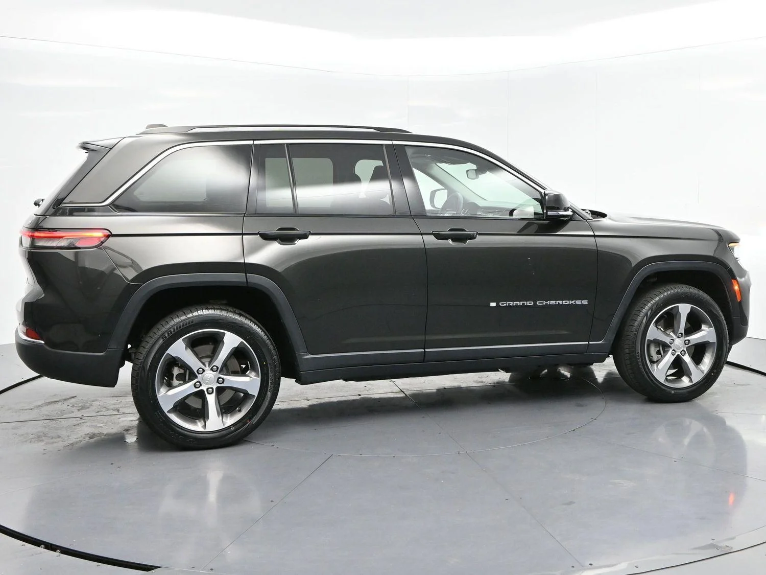 Used 2023 Rocky Mountain Pearlcoat Jeep 4xe image 8